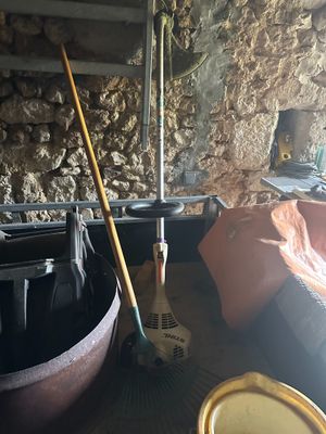 un grand saladier contenant un balai et un balai