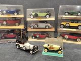 six modèles réduits de voitures différents dans une vitrine