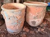 deux grands pots posés l'un à côté de l'autre par terre
