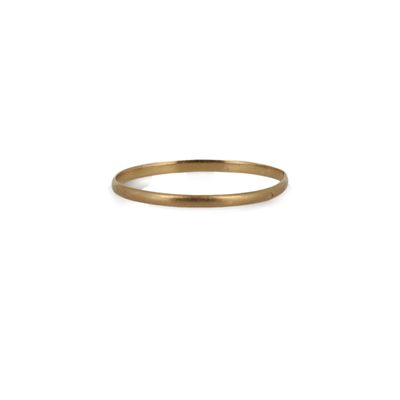 une bague en or à l'anneau fin sur fond blanc