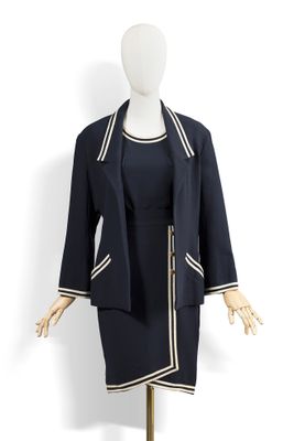 une image représentant une robe et une veste sur un mannequin