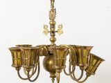 un lustre ancien en laiton à cinq lumières suspendu au plafond