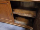 une armoire en bois avec une porte et une étagère