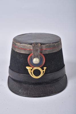 un chapeau noir orné d'un anneau doré