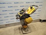 un gros plan d'une machine posée sur un support devant un mur