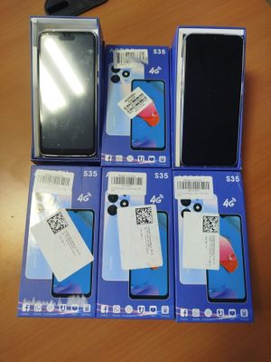 Plusieurs téléphones portables sont posés sur une table, avec une étiquette de prix accrochée dessus.