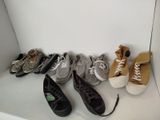Plusieurs paires de chaussures sont alignées sur une étagère