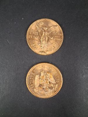 deux pièces d'or, dont l'une représente une femme et l'autre un homme