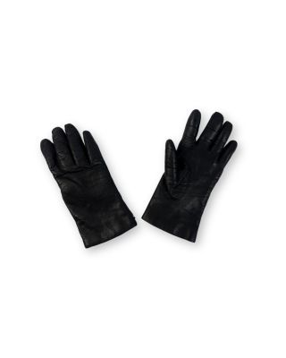 une paire de gants en cuir noir sur fond blanc
