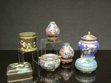de nombreux types de vases exposés sur une table