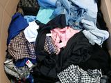une boîte pleine de vêtements posée sur le sol