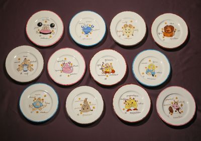 plusieurs assiettes à motifs différents sur une table