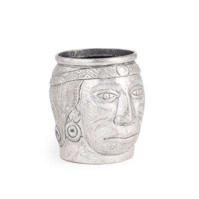 une image représentant un vase en argent orné d'un visage d'homme