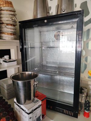une vitrine contenant un seau en métal