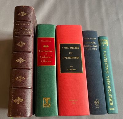Plusieurs livres sont alignés sur un lit