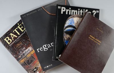 plusieurs livres sont empilés sur une table