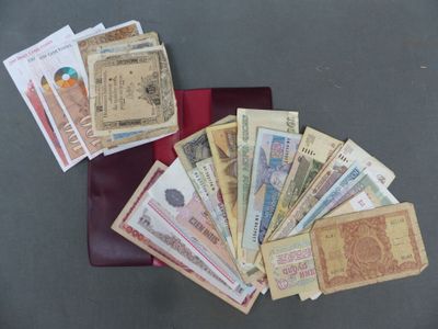 de nombreuses devises différentes dans un portefeuille rouge