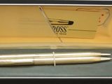 un stylo dans une boîte ouverte posée sur une table