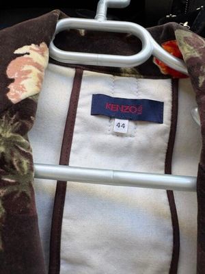 une veste suspendue à un cintre dans une voiture