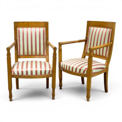 deux chaises en bois avec des assises et des accoudoirs rembourrés à rayures