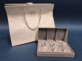une image représentant un sac blanc contenant quatre verres