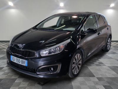 la voiture noire est garée sur un sol en damier dans le garage