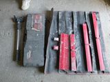 un grand nombre d'outils posés à même le sol