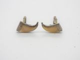 une paire de boucles d'oreilles en argent et en corne sur fond blanc