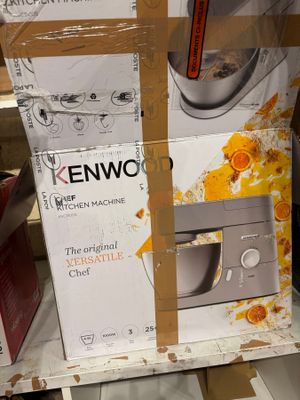 une boîte contenant des appareils électroménagers Kenwood sur l'étagère