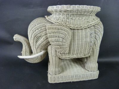 un éléphant en osier avec un panier sur le dos