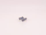 une photo d'une bague sertie de diamants bleus et blancs