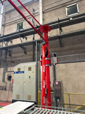une photo d'une borne d'incendie rouge à l'intérieur d'un bâtiment