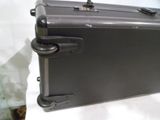 une valise noire posée sur un drap blanc