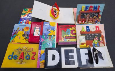 une pile de livres pour enfants posée sur une table