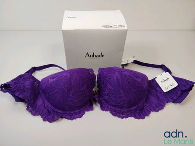 un gros plan sur deux soutiens-gorge violets posés sur une surface blanche