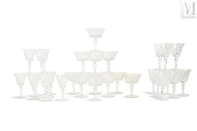 un grand nombre de verres à vin posés sur une table