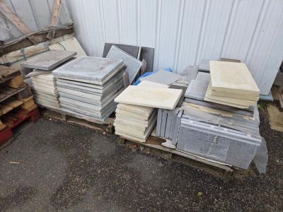 Lot de dalles et margelles, plusieurs modèles, 5 palettes. E…