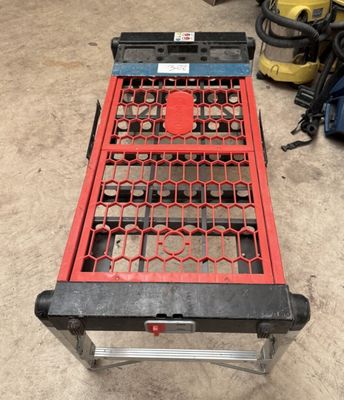 un gros plan d'un chariot rouge et noir dans un garage