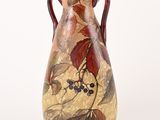 un vase orné d'un motif de feuilles et de baies