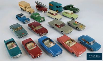 un grand nombre de petites voitures posées sur une table