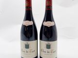 deux bouteilles de vin rouge posées l'une à côté de l'autre sur une surface blanche