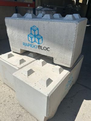 des parpaings empilés les uns sur les autres devant un immeuble