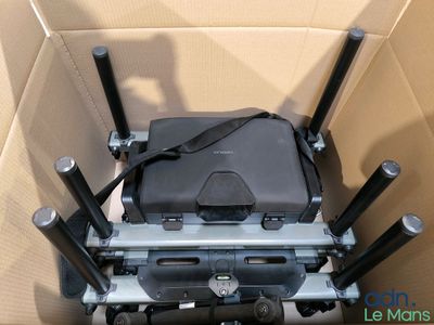 une boîte contenant plusieurs bagages