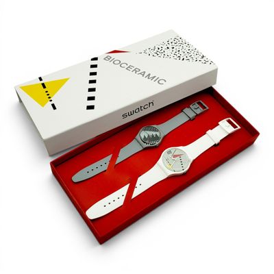 une montre blanche et une montre blanche dans un coffret rouge