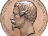une image montrant un gros plan d'une médaille sur fond blanc