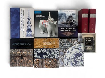 un grand nombre de livres empilés les uns sur les autres