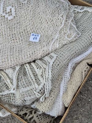 une boîte posée par terre, remplie de vêtements