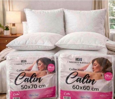 deux oreillers empilés l'un sur l'autre sur un lit dans une chambre à coucher