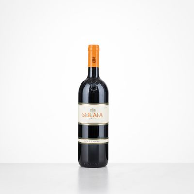 une bouteille de vin rouge posée sur une table