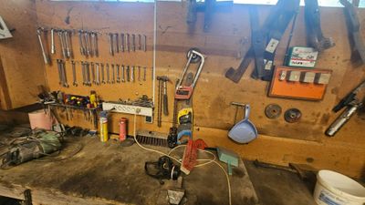 un établi avec de nombreux outils dans un garage